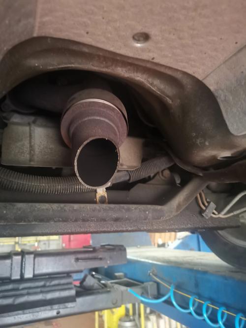 汽车排气管为什么烂了(汽车排气管破了个洞如何修复)