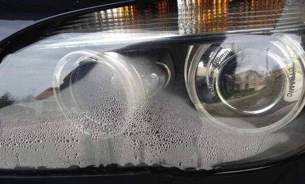 为什么车灯会有雾 为什么汽车灯会有雾气