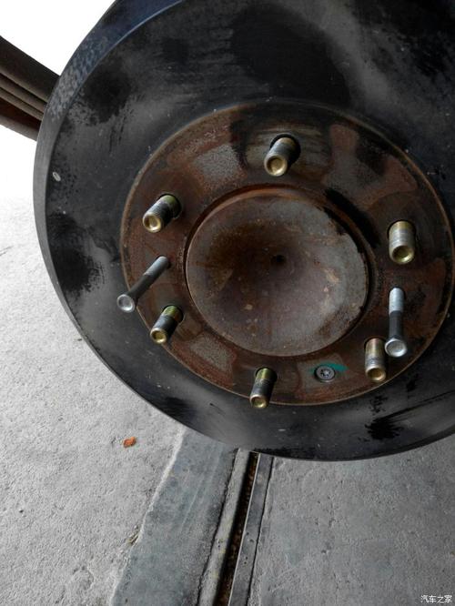 汽车轮子为什么有小洞(汽车轮子怎么拆下来)