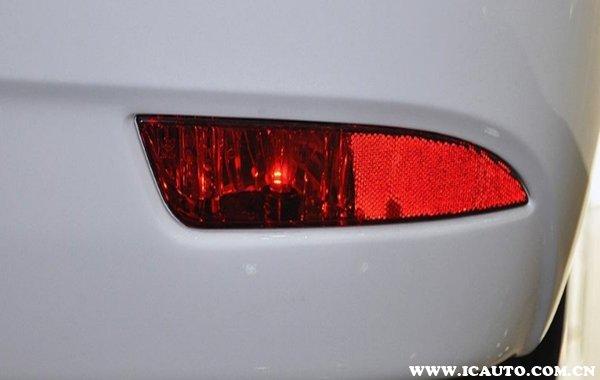 汽车后面为什么只有一个雾灯(为什么汽车后面有个尖)