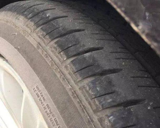 轿车为什么左前轮胎磨损严重 汽车左前轮胎磨损比其他轮胎严重正常吗?