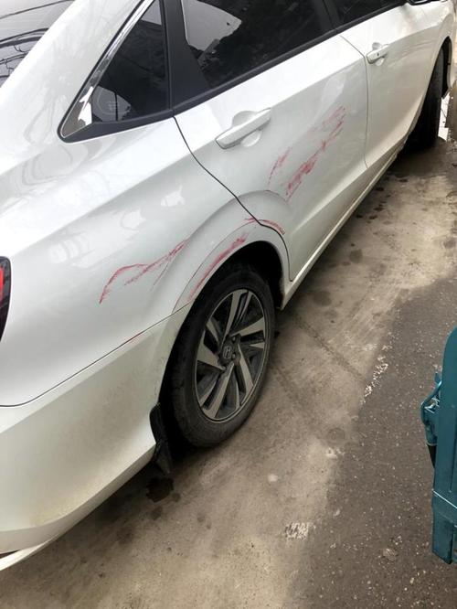 汽车为什么会蹭上别人的漆 为什么蹭到别人的车 我的车没掉漆