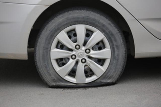 为什么轿车轮胎容易爆胎 为什么汽车轮胎会爆胎