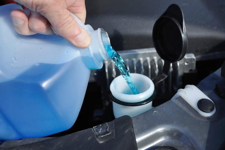 汽车防冻玻璃水为什么是臭的(汽车防冻玻璃水和普通水能混合吗)