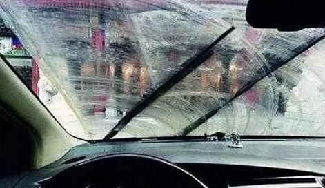 为什么汽车后玻璃有雨刷(汽车后玻璃为什么落不到底)