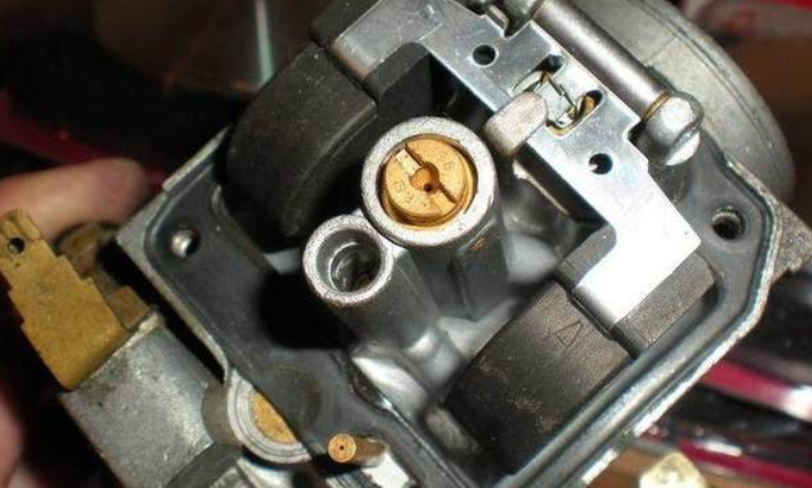 为什么摩托车化油器排气管漏油 摩托车化油器排气管漏油怎么办