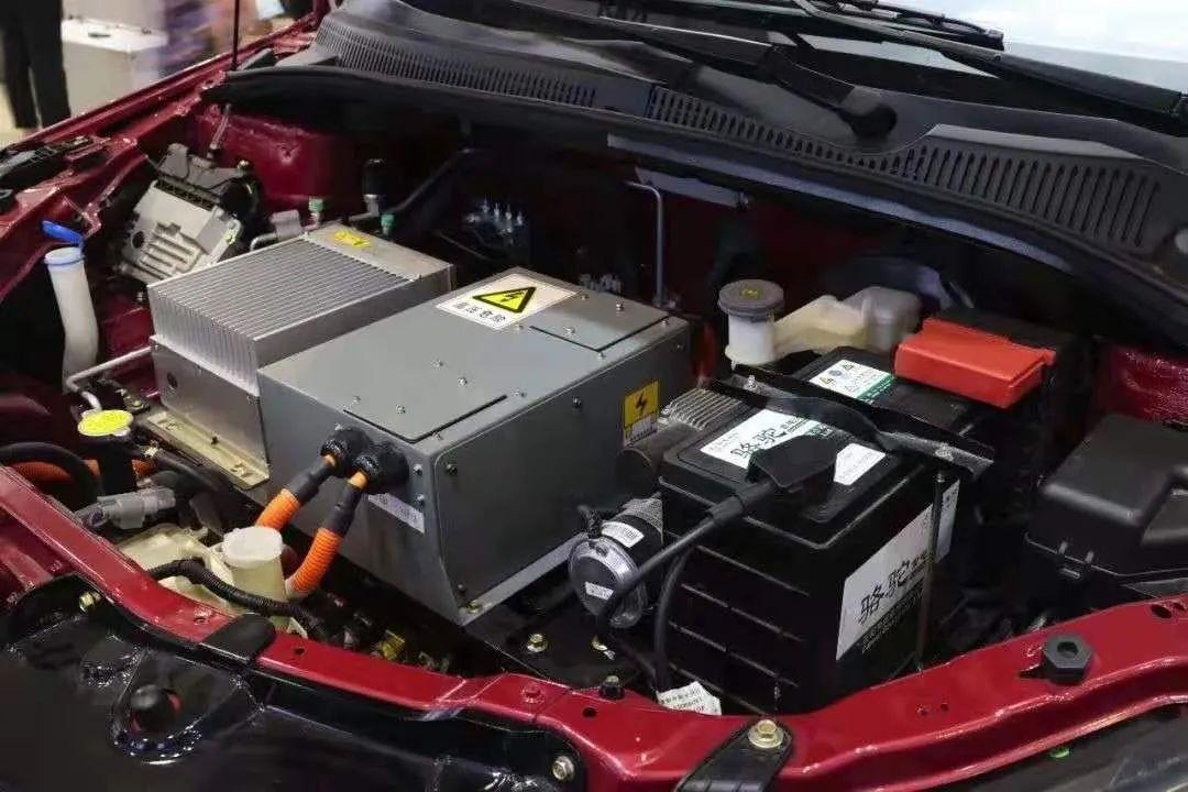有些汽车为什么配两个蓄电池(为什么有些汽车是绿牌)