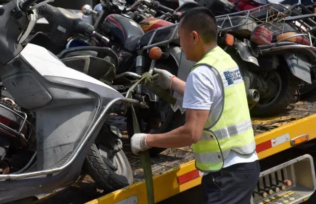 交接为什么会扣摩托车 交警为什么扣摩托车