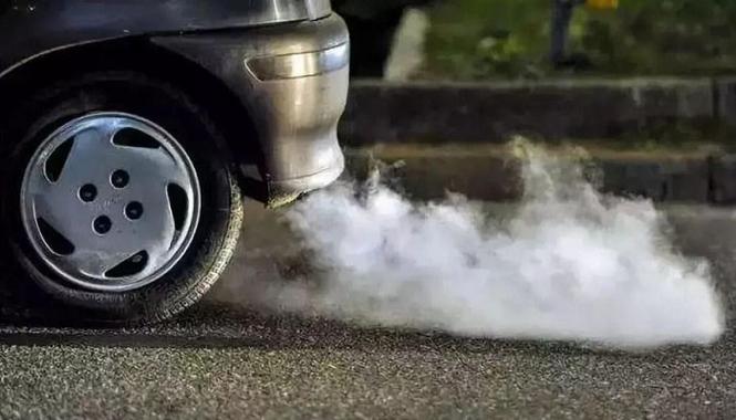 为什么冬天汽车排气管里出白烟(纯电动汽车为什么有排气管)