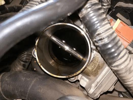 为什么汽车进气管内会有机油(为什么有的汽车有双排气管)