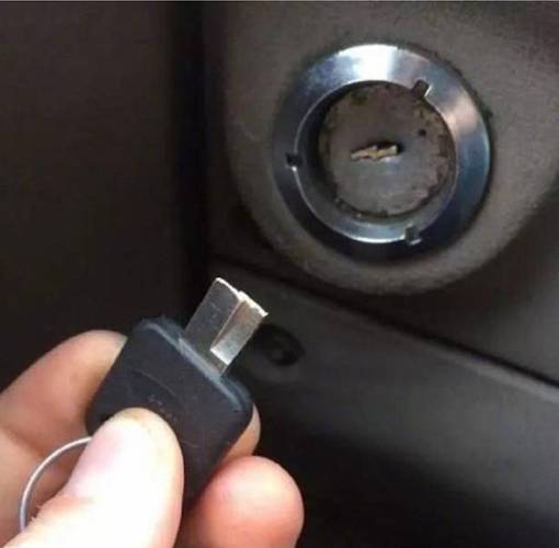 汽车钥匙放车里为什么会锁住(汽车钥匙为什么拔不下来)