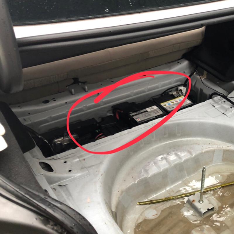 汽车电池壳里为什么有积水(为什么汽车原装电池更耐用)