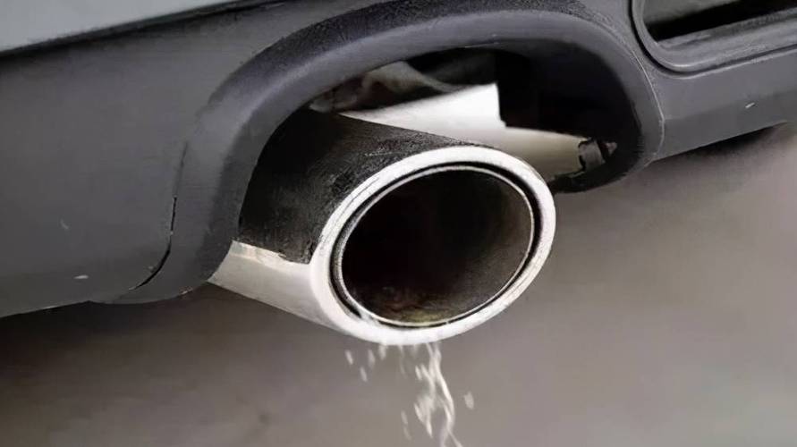 为什么汽车排气筒滴水(汽车排气筒滴水好吗)