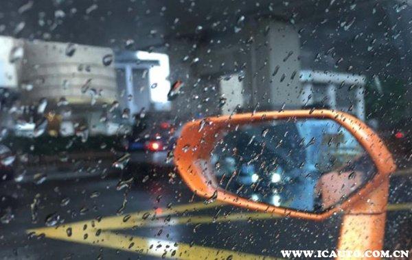 汽车玻璃下雨天为什么会模糊(汽车玻璃模糊像有油腻怎样处理)