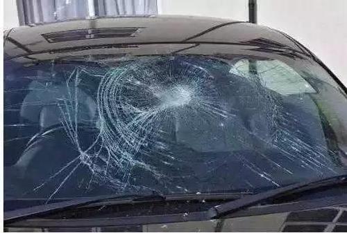 汽车玻璃受到外力从哪个位置开裂