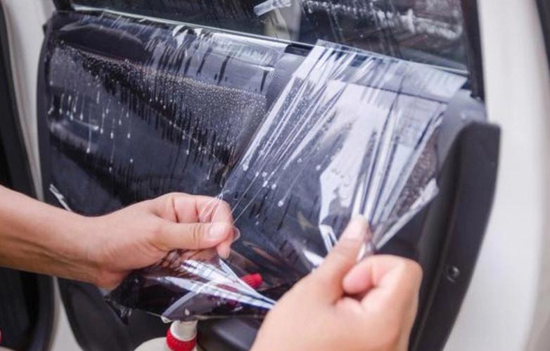 汽车贴完膜为什么不能马上洗车(汽车贴完膜为什么这么臭)