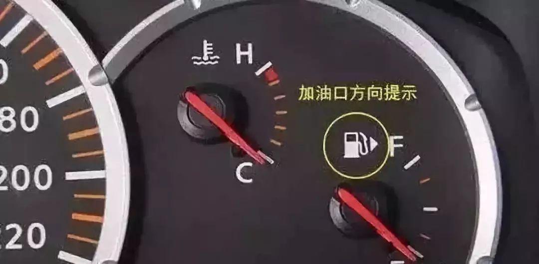 为什么汽车打开油箱加油(汽车油箱打开加油口往外喷气)