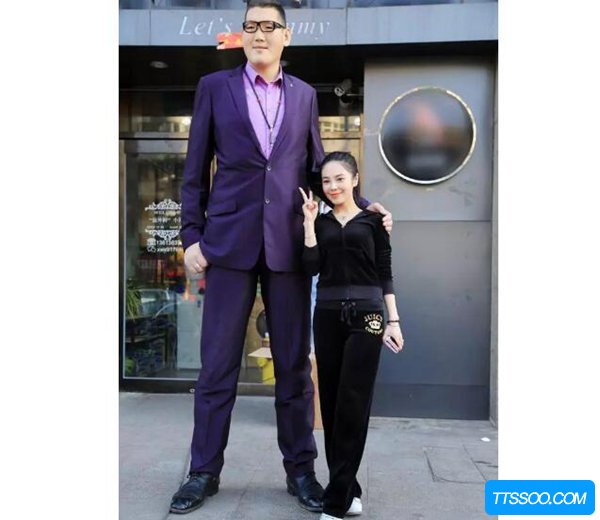 2、世界**巨人有多高，姚明站他身边变1米7？