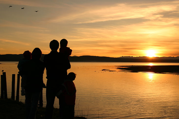 sunsets-family-happiness-beach-preview.jpg