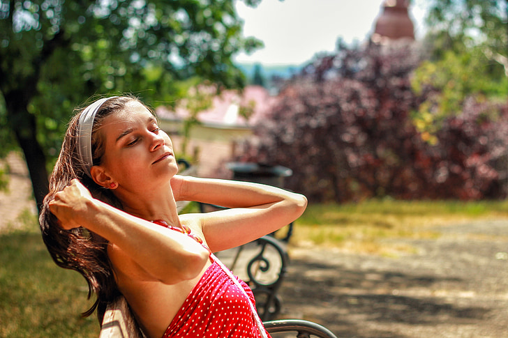 summer-young-woman-woman-excursion-preview.jpg