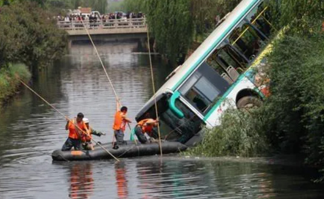 上海一公交车坠河(上海公交摔死女乘客后续)